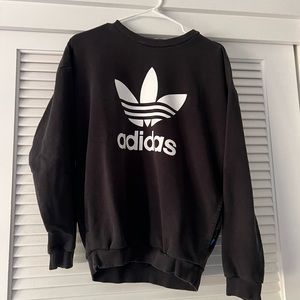 Adidas sweatshirt with pockets!